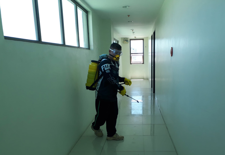 Nhân viên vệ sinh phun thuốc diệt khuẩn tại ký túc xá một trường Anh ngữ tại Cebu