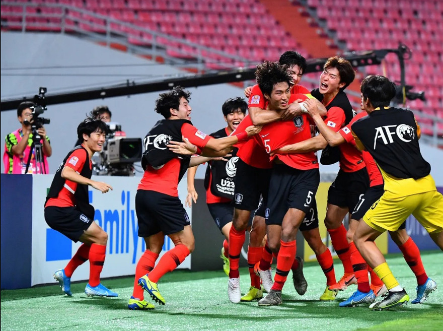 Jong Tae-wook ăn mừng "bàn thắng vàng" với đồng đội 