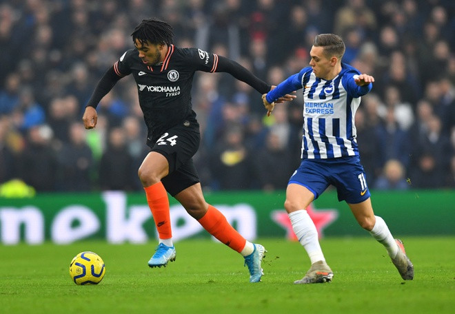 Chelsea đánh rơi chiến thắng ngày đầu năm