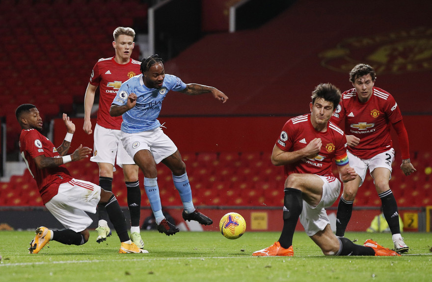 VAR tước phạt đền, M.U chia điểm với Man City