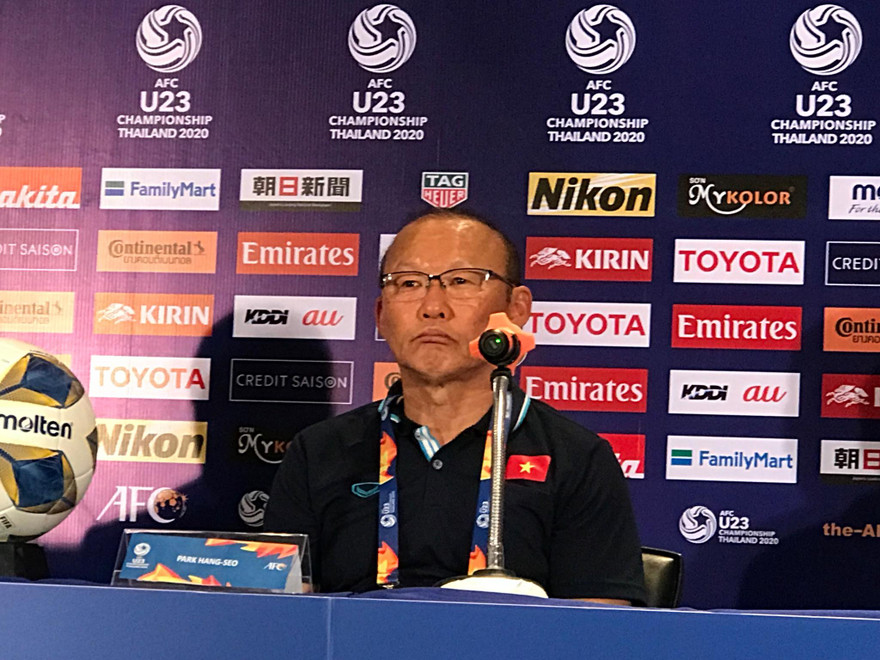HLV Park Hang Seo lý giải việc sử dụng thủ môn Tiến Dũng