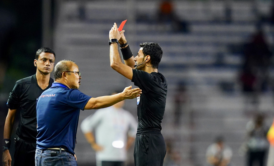 HLV Park Hang Seo bị cấm chỉ đạo 4 trận, nộp phạt 5.000 USD