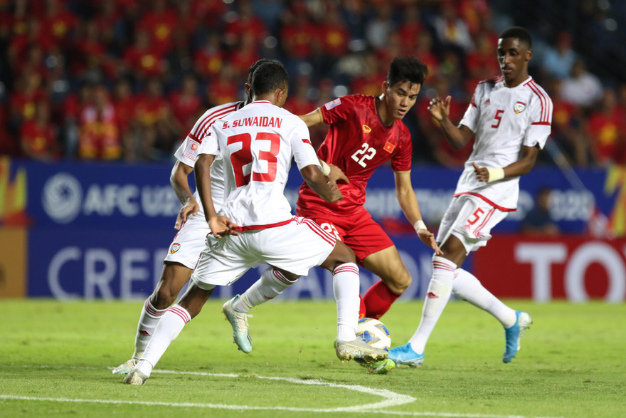 Tiến Linh trong vòng vây các hậu vệ UAE. Ảnh: Linh Hoàng