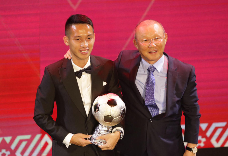 HLV Park Hang Seo trao bóng vàng cho Hùng Dũng. Ảnh: Hữu Phạm