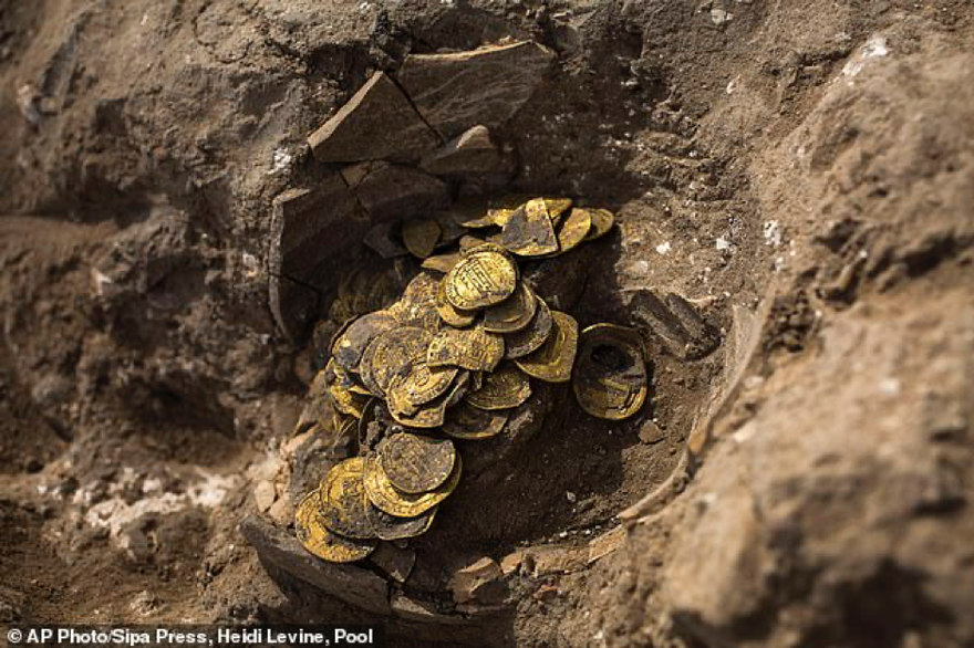 Đào được bình cổ chứa kho báu hơn 1.100 năm