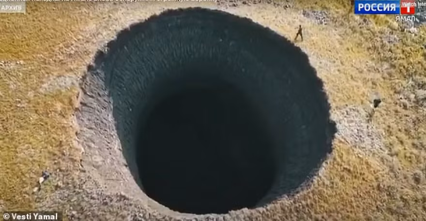 Hố khổng lồ sâu đến 50 m ở Siberia.