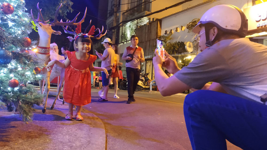 Bố mẹ đưa con đến check-in ở biệt thự lộng lẫy của Đàm Vĩnh Hưng đêm Noel