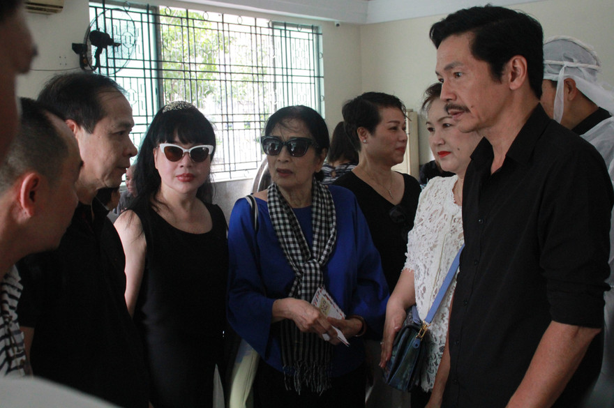 Nhiều nghệ sĩ gạo cội của sân khấu, điện ảnh đến viếng NSND Thế Anh