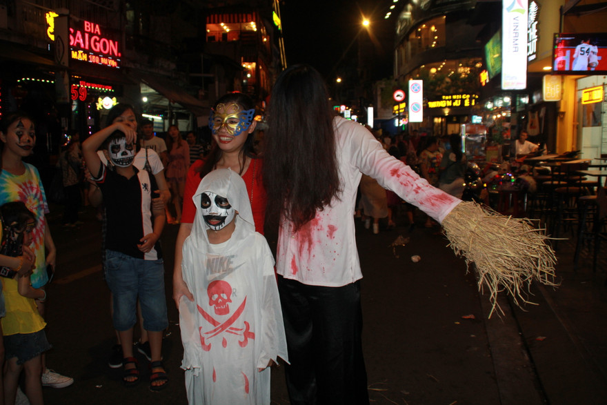Muôn kiểu hóa trang “hết hồn” đổ về phố Bùi Viện chơi hội Halloween