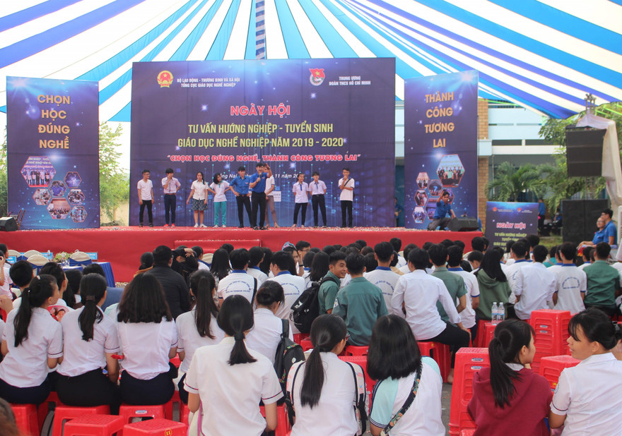 Học sinh sinh viên tìm hiểu, trải nghiệm thực tế nghề nghiệp tương lai