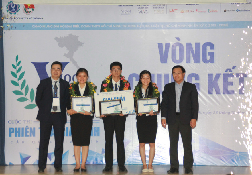 Đại diện ĐHQG Hà Nội đoạt ngôi quán quân VMoot 2019
