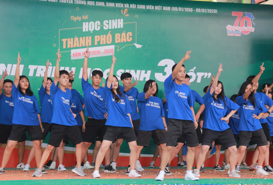 Xem hàng trăm học sinh Sài Gòn bùng nổ, trẻ trung trong các vũ điệu hiện đại 