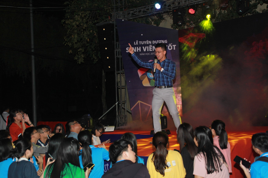 Thầy giáo hotboy 9x cover các hit bằng lời ca vui nhộn, bắt tai 