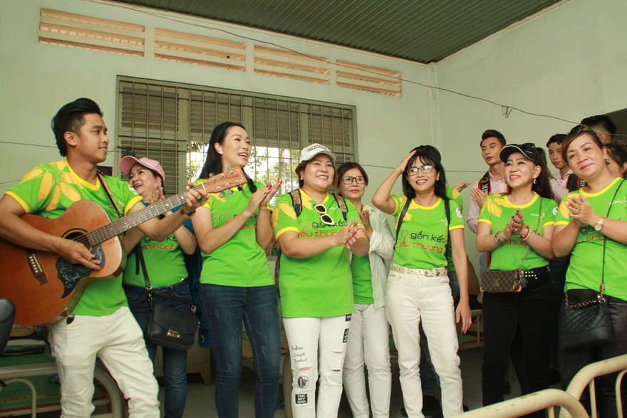 Hoa hậu Hà Kiều Anh, NSND Kim Xuân cùng các nghệ sĩ chăm lo các cụ già neo đơn