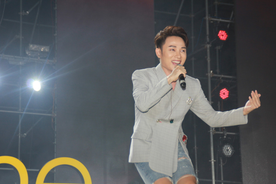 Trúc Nhân diện áo vest - quần cụt 'quẩy' tưng bừng cùng hàng ngàn sinh viên 