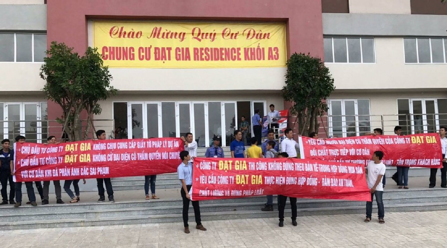  Khách hàng mang băng rôn phản đối sai phạm của chủ đầu tư dự án Đạt Gia Residence Thủ Đức