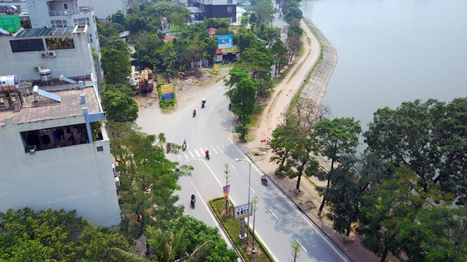 Nút thắt cổ chai giao thông gây khó khăn cho hàng vạn phương tiện qua lại mỗi ngày, trong khi khu đô thị kiểu mẫu Linh Đàm bị "băm nát" với hàng chục tòa nhà.