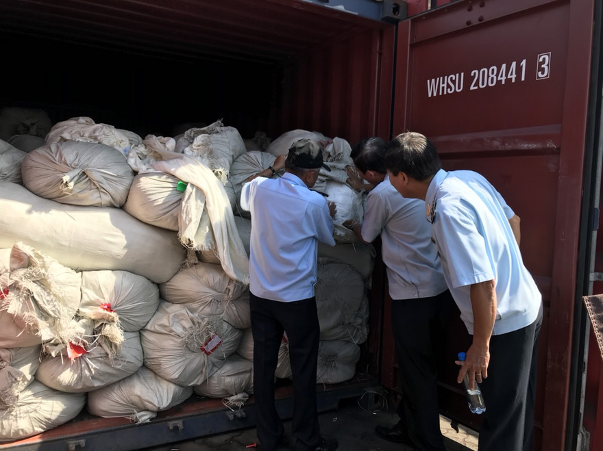 Lực lượng chức năng kiểm tra 3 container hàng giả mạo xuất xứ Việt Nam.