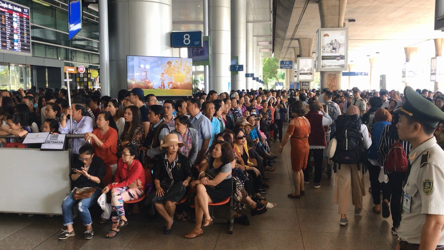 Lực lượng chức năng khuyến cáo hạn chế người đưa, rước khi đến sân bay.