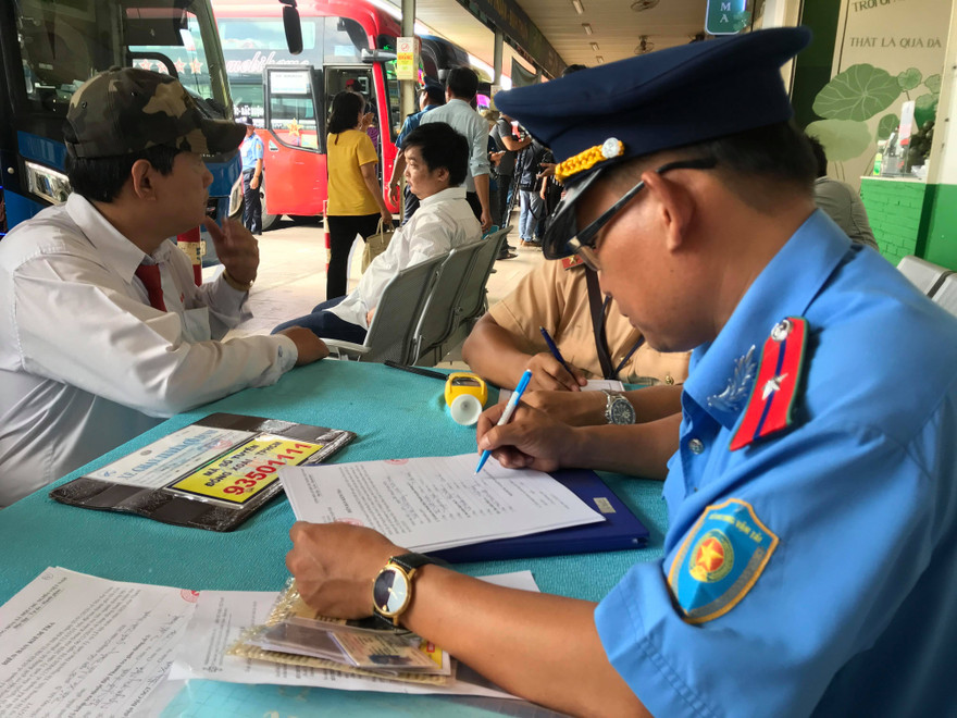 CSGT kiểm tra nồng độ cồn với tài xế xe khách trong bến xe Miền Đông.