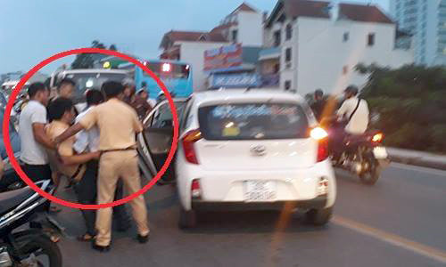 Hình ảnh nam cảnh sát được đưa vào viện sau va chạm. 