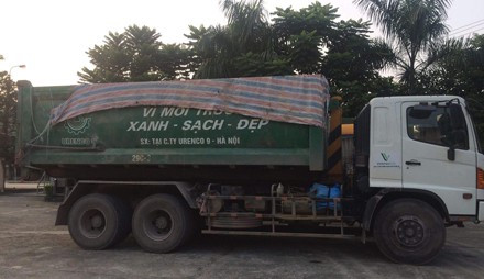 Chiếc xe tải đổ thải bị người dân bắt tại trận.