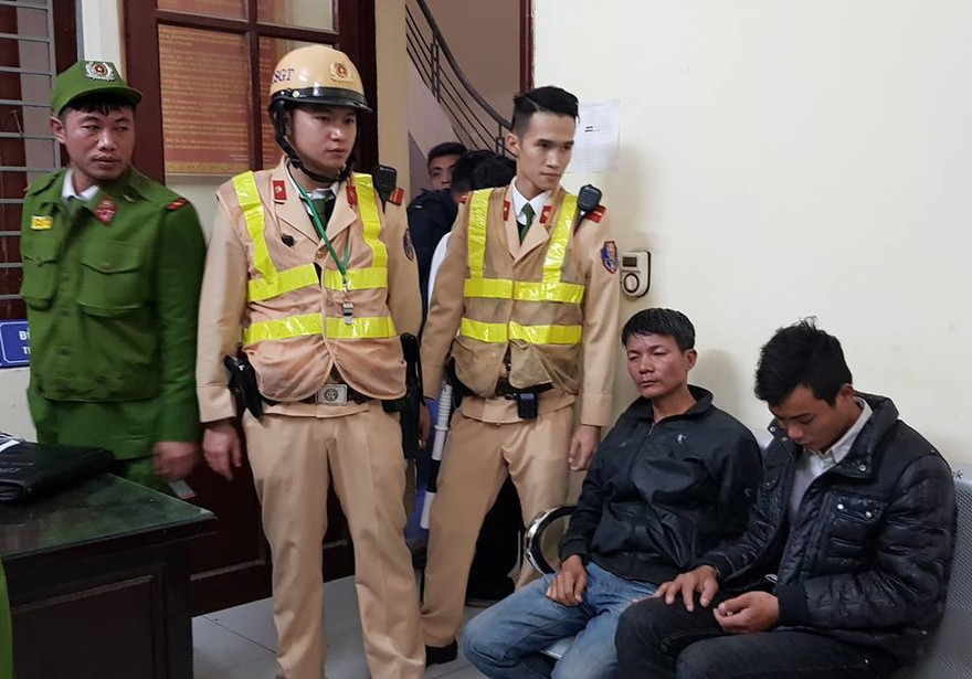 CSGT bàn giao 2 đối tượng cướp tài sản tới cơ quan công an.