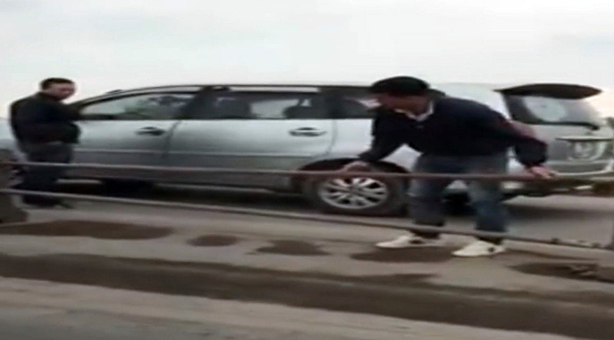 Hình ảnh tài xế tháo dỡ rào chắn trên cầu Thanh Trì trưa 15/12. Ảnh: Cắt từ clip