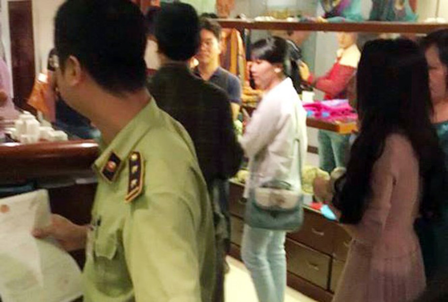 Cơ quan chức năng kiểm tra cơ sở Khaisilk tại 113 Hàng Gai.