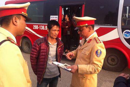 Cơ quan chức năng làm việc với tài xế Hòa.