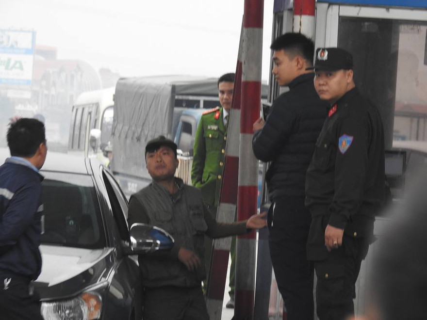 Tài xế sử dụng tiền lẻ qua trạm BOT QL 5.