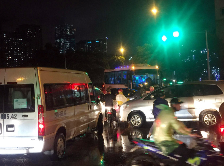 Mưa kéo dài, giao thông Hà Nội 'tê liệt', hỗn loạn vào giờ tan tầm 