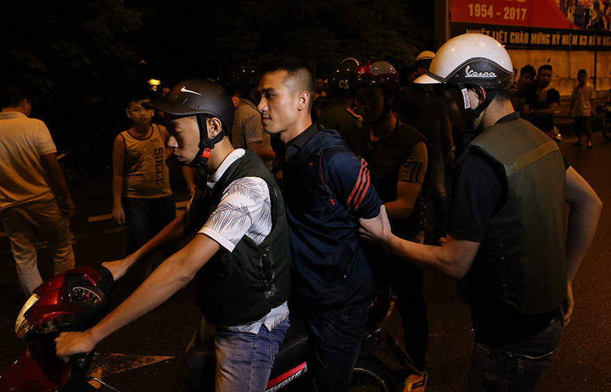 Hà Nội: Tạm giữ hàng loạt xe trong đêm đầu kiểm tra hành chính