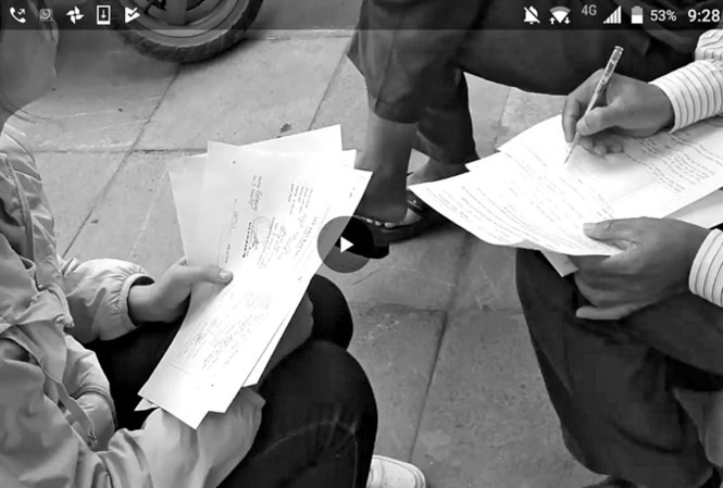 Hình ảnh cò” đang nhận hồ sơ, làm thủ tục cho khách.