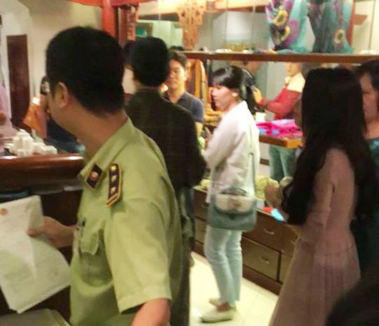 Cơ quan chức năng kiểm tra cửa hàng KhaiSilk tại cửa hàng 113 Hàng Gai.
