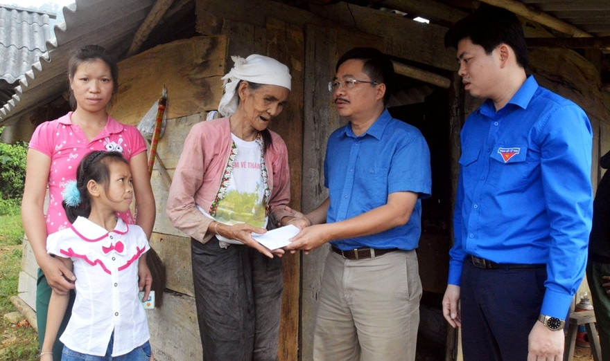 Chung tay ổn định cuộc sống cho bà con rốn lũ Hòa Bình