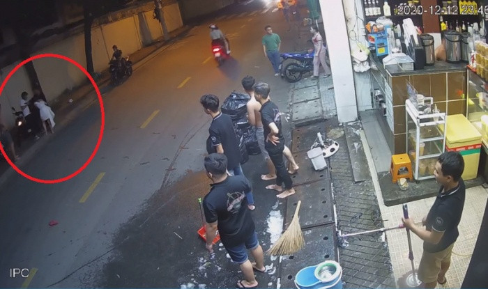 L. ra tay đánh vợ ngay trên đường.