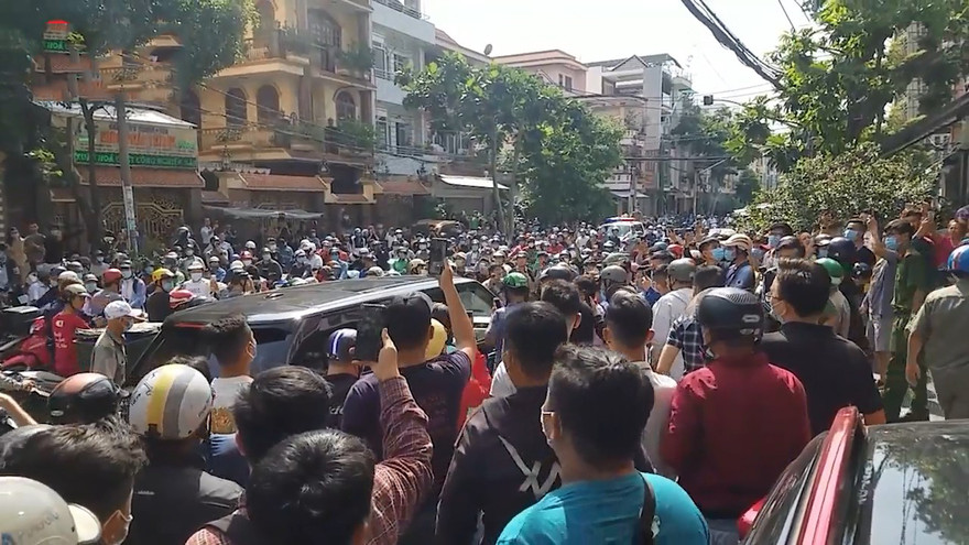 Hàng trăm người vây kín phòng tập gym.