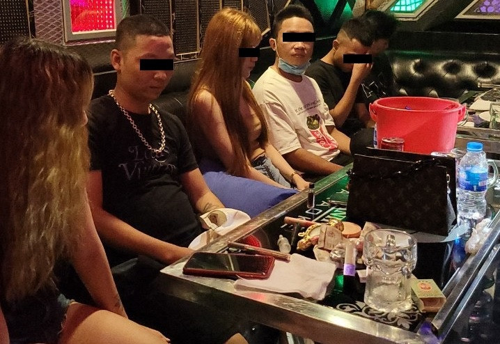 Nhiều thanh niên phê ma túy tại phòng thu âm không phép.