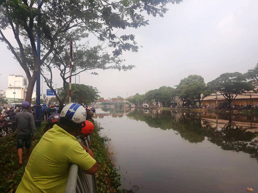 Khu vực người đàn ông nhảy kênh tự tử.