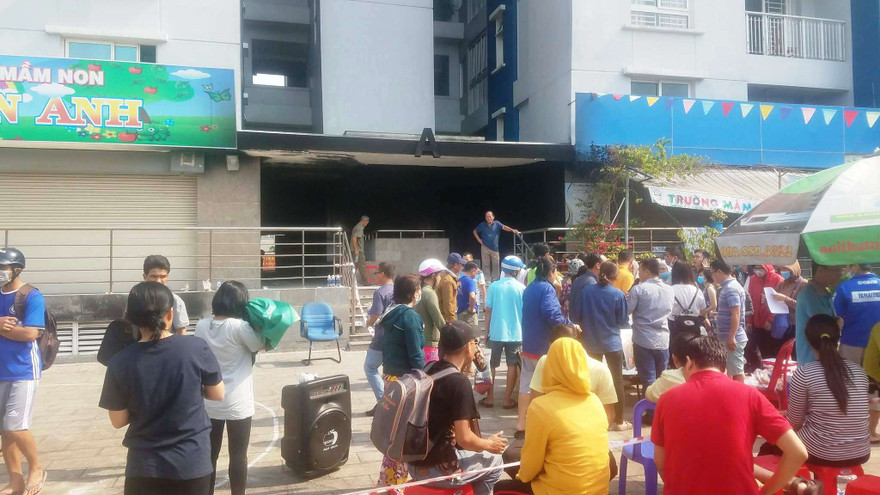 Người dân xếp hàng đợi lên căn hộ lấy tài sản.