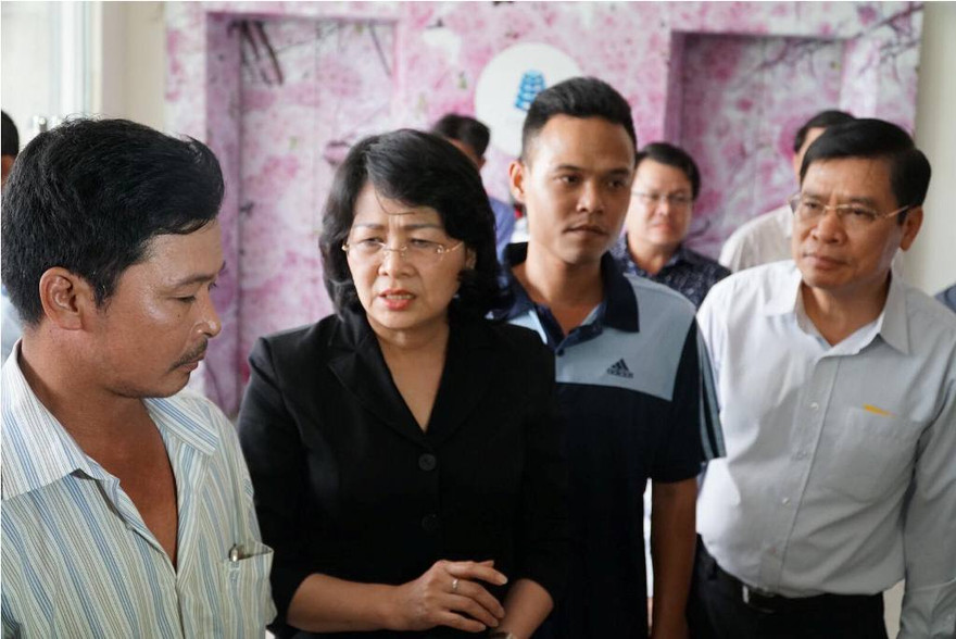 Phó chủ tịch nước đến thăm và hỗ trợ người dân chung cư Carina.