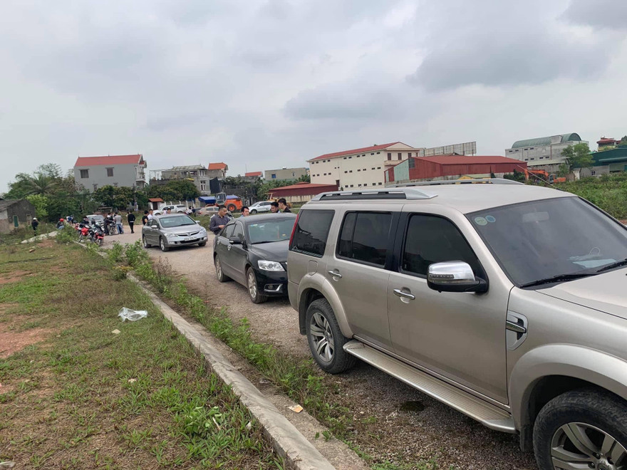 Ô tô môi giới và khách xếp hàng dài tại dự án Mỹ Độ Vista City (Bắc Giang).