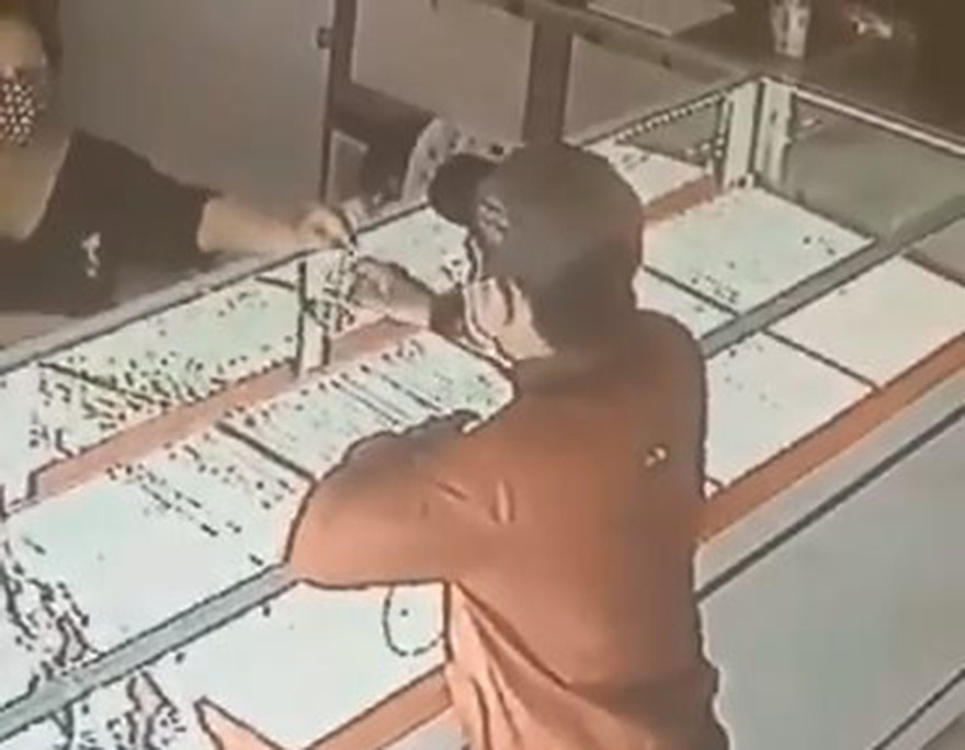 Thanh niên vờ hỏi mua rồi cướp dây chuyền bị camera ghi hình.