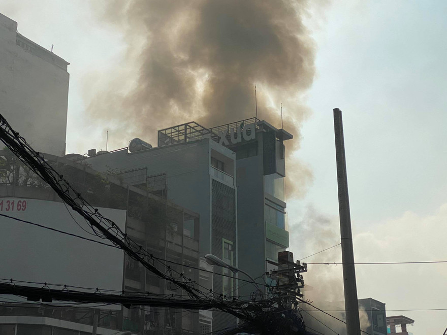 Khói bốc lên nghi ngút từ vụ cháy.