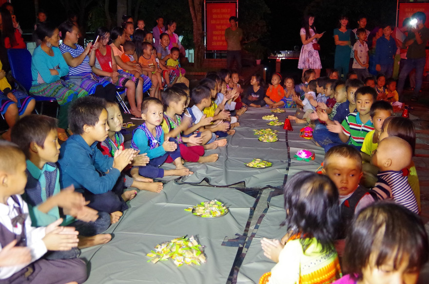 Chiến sĩ biên phòng mang tết Trung thu cho trẻ em biên giới