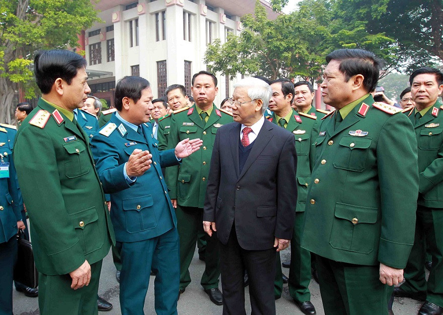 Tổng Bí thư Nguyễn Phú Trọng và các đại biểu trao đổi bên lề hội nghị, sáng 26/12