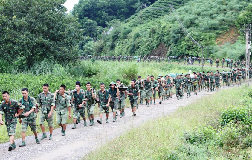 Cán bộ, chiến sĩ Trung đoàn 246, Sư đoàn 346 trên đường hành quân mang vác nặng