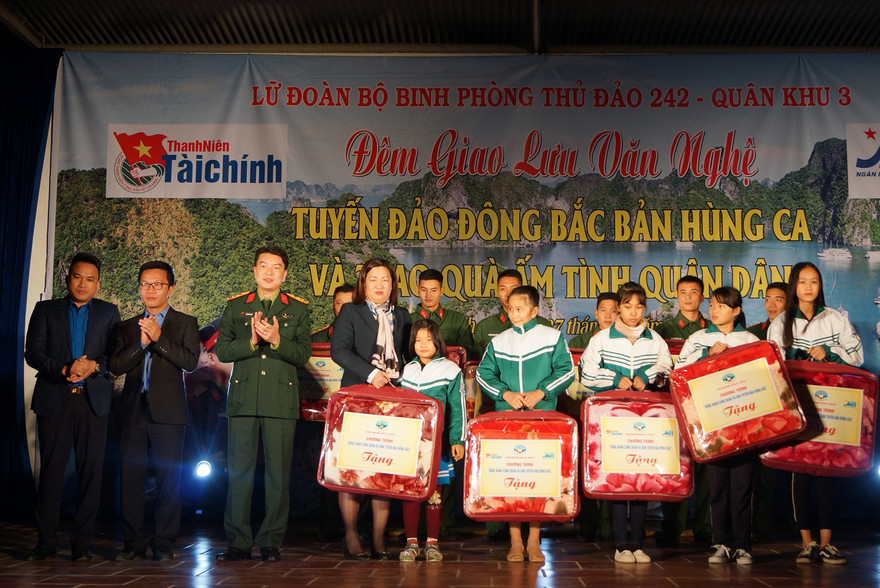Trung tá Ngô Quốc Bảo, Chính ủy Lữ đoàn 242 và đại diện các đơn vị đồng hành trao tặng quà cho quân và dân trên huyện đảo Vân Đồn, tối 22/11