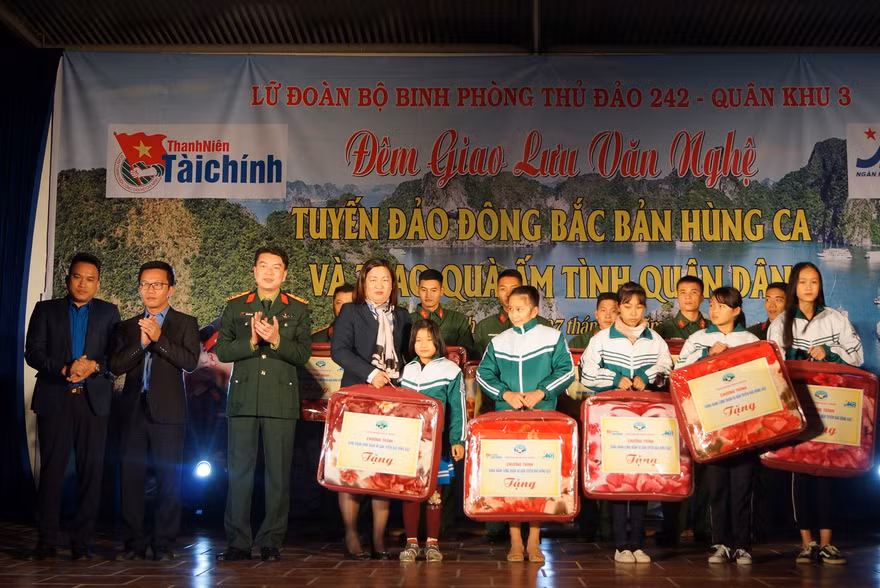 Trung tá Ngô Quốc Bảo, Chính ủy Lữ đoàn 242 và đại diện các đơn vị đồng hành trao tặng quà cho quân và dân trên huyện đảo Vân Đồn, tối 22/11